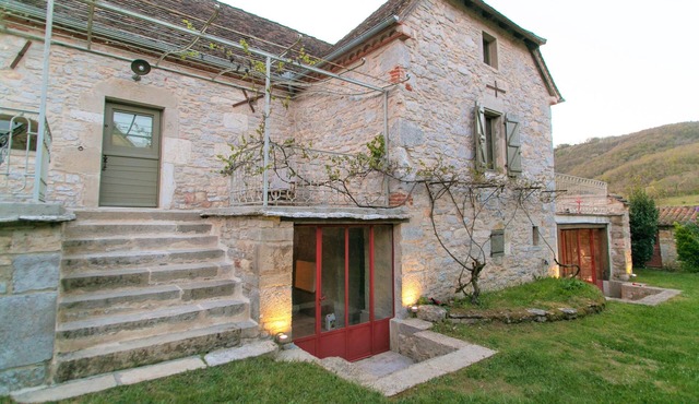 Charming house and barn with swimming pool and breathtaking views