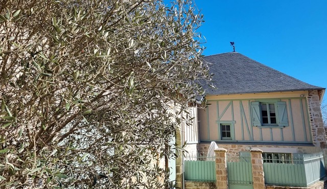 Charming house and terrace in the heart of the village