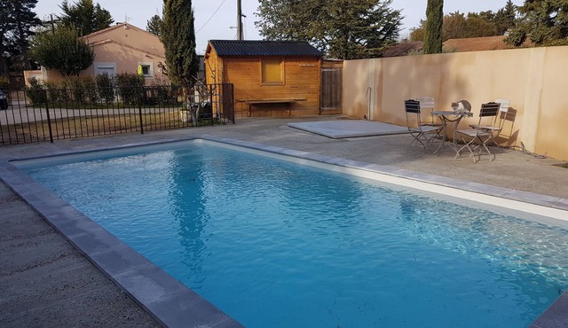 CHARMING HOUSE AT THE FOOT OF THE LUBÉRON STUDIO 4 PERSONS SWIMMING POOL, JACUZZI