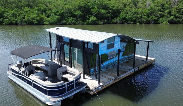 Charming house boat with 2 bedrooms and WiFi, AC in peaceful Grant-Valkaria