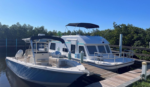 Charming house boat in serene Palmetto.