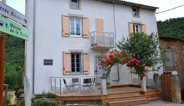 Charming house, charming village "Comprégnac, Peyre, Millau" near the river