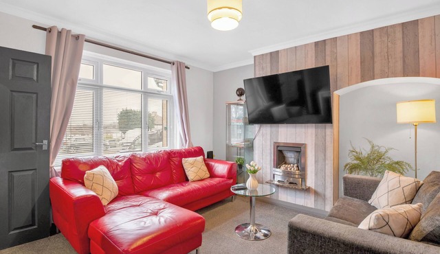 Charming house close to city centre with 6 beds, 2 baths,free parking,EV charger