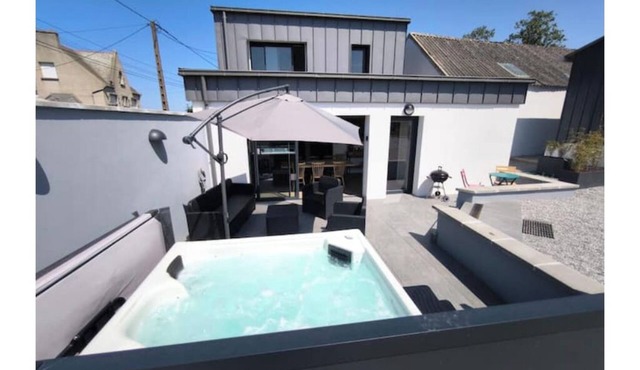 Charming house close to the sea with jacuzzi