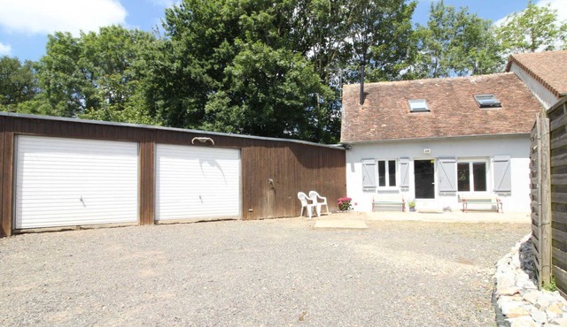 Charming House: Enclosed Garden, Near Alençon, with 6 Beds, 2 Garages, Pet-Friendly