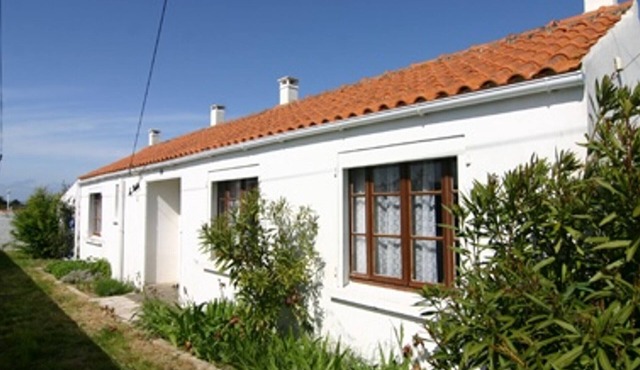Charming house for 5, near beach, pets allowed, parking