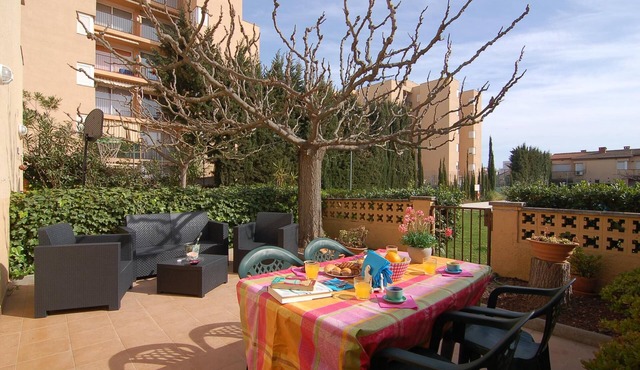 Charming house for rent in Roses, Costa Brava! 1200 meters from the beach. Large terrace and community pool.