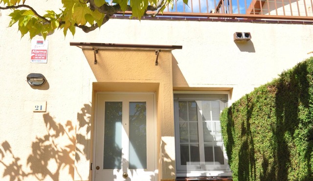 Charming house for rent in Roses, Costa Brava! 1200 meters from the beach. Large terrace and community pool.