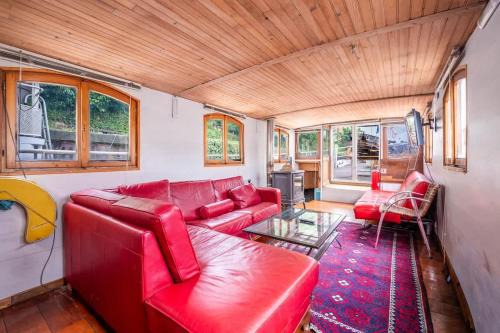 Charming Houseboat with Terrace Near Paris