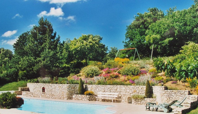 Charming house, spacious, quiet, large garden, swimming pool, classified 4 stars