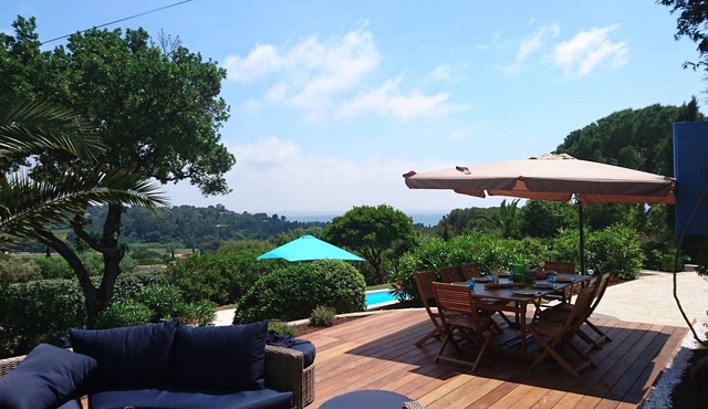 Charming house overlooking the sea and vineyards heated pool 10 mins from the sea