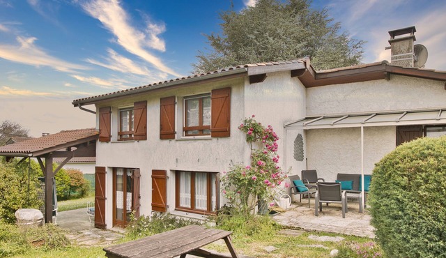 Charming House with Large Garden – Perfect for Families, Near Pool, Tennis & Nature