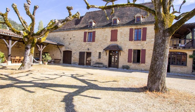 Charming House in La Roque-Gageac: Terrace, BBQ, Near Dordogne River and Historic Sites