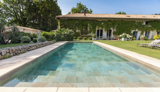 Charming house just outside Bordeaux with heated swimming pool