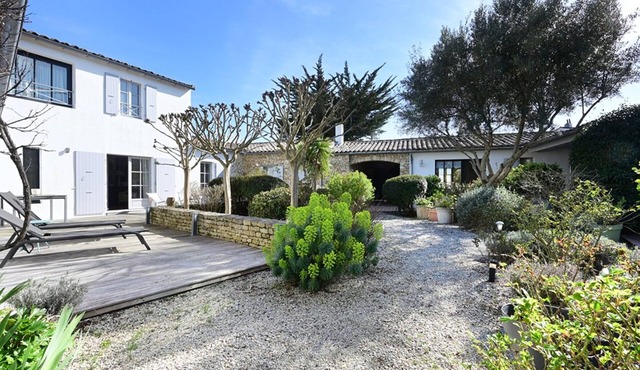 Charming House Near Village Center with Garden, Terraces, and Close to Beaches