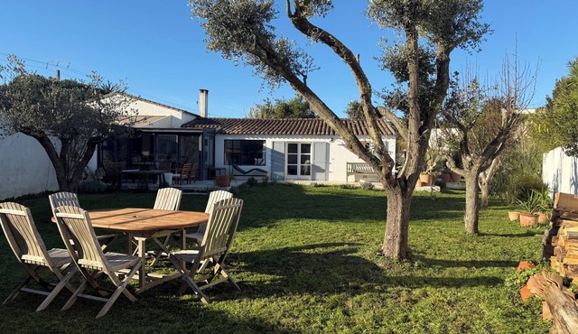 Charming house, garden- beaches by bike & center on foot. Les Portes en Ré.