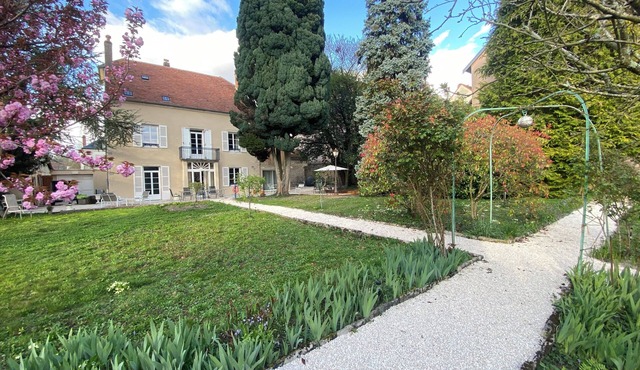 Charming house in the center of Lons-le-Saunier with garden.