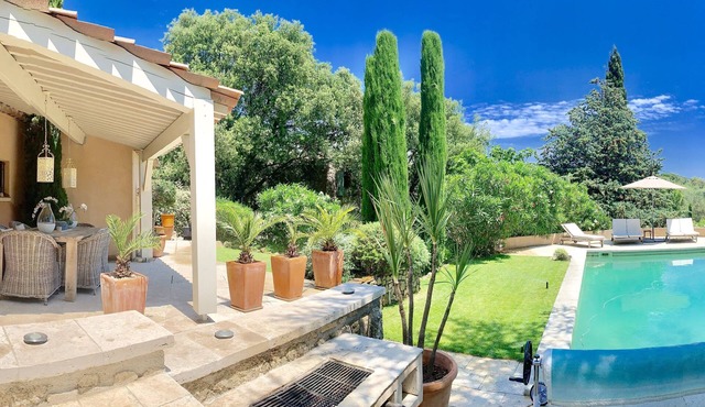 Charming house with heated pool aircon sleeping 6 people surrounded by vineyards