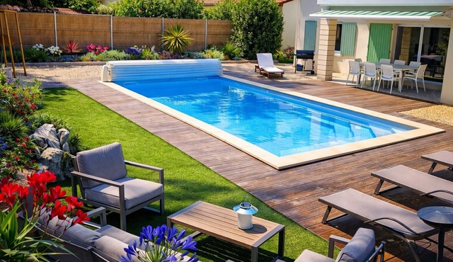 Charming house with heated pool and wooded garden, a stone's throw from the beach