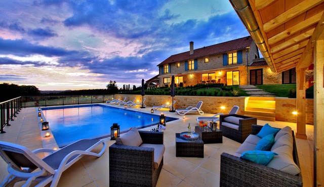 Charming house with private pool near Sarlat in beautiful grounds