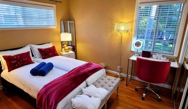 Charming House House w backyard oasis-10 min from the Beach!