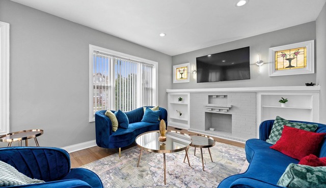 Charming house in amazing Chicago with WiFi and AC. Close to many restaurants.