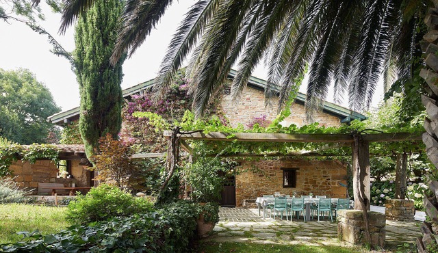 CHARMING HOUSE IN AN UNSURPASSED ENVIRONMENT