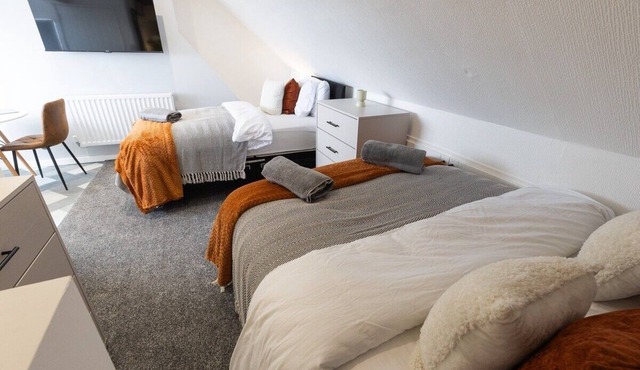 Charming House in Darlington with Parking Sleeps 9