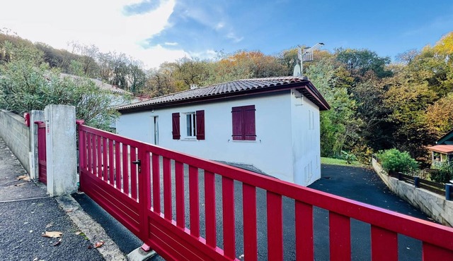 Charming House in Hasparren Center, 2 Bedrooms, Enclosed Garden, Pet-Friendly, Parking Included