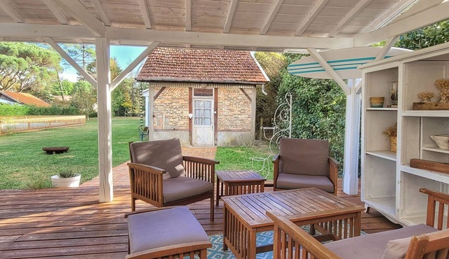Charming house in Les Landes for 10 with swimming pool