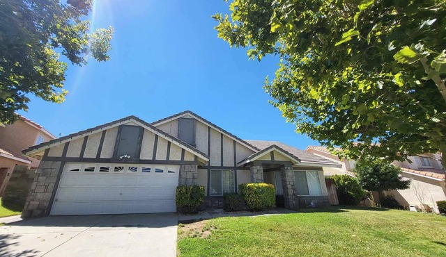 Charming house in lovely Palmdale near Marie Kerr Park, schools, AV Mall