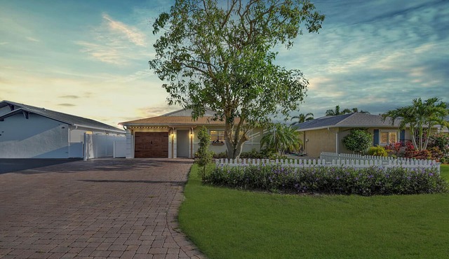 Charming house in Naples Park one mile from Vanderbilt Beach