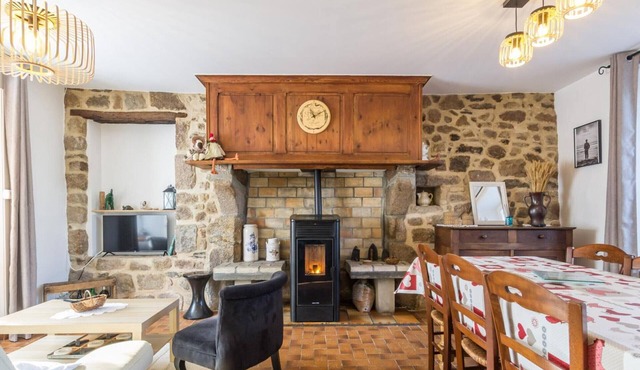 Charming house in Réville with Wi-Fi, near GR223