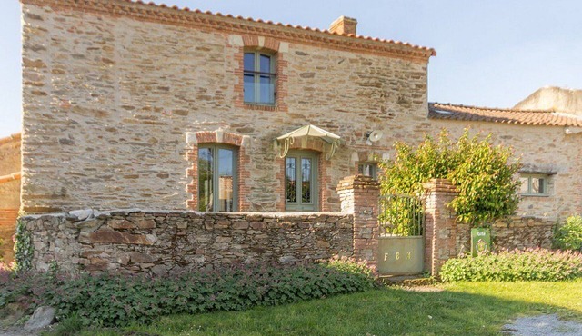 Charming House in Rouans - Wifi, Pets Allowed