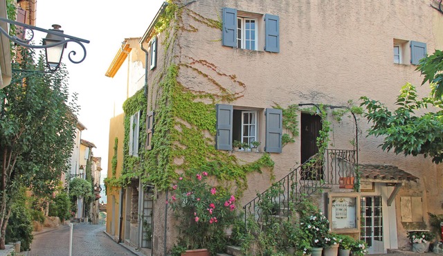 CHARMING HOUSE in the heart of the village