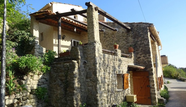 Charming house in the village of Lurs, Provence