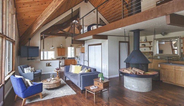 Charming House Inside the Gate of Sequoia National Park