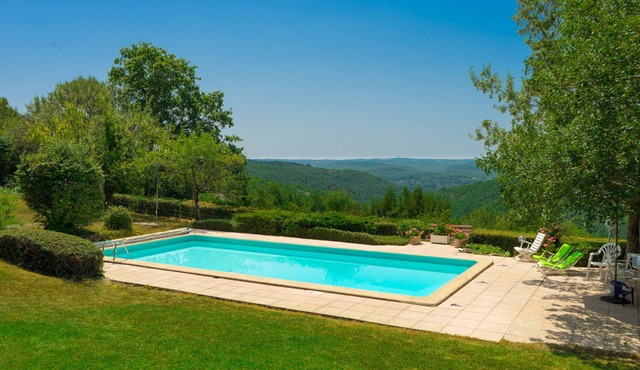 CHARMING HOUSE, LARGE HEATED POOL, SUPERB VIEW AND LARGE LAND