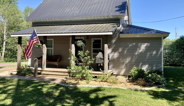 Charming House minutes from local attractions!