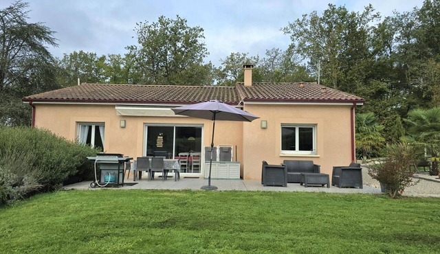 Charming House near Périgueux with WiFi, Enclosed Garden, and Baby Equipment