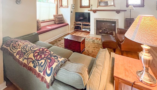 Charming house near golf and downtown with gas fireplace, deck and washer/dryer