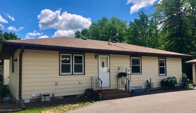 Charming house near hospital/ymca with wireless internet & firepit in St. Cloud.