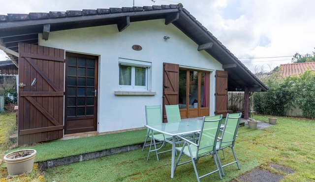 Charming House Near Lake & Ocean, Ideal for 4 with Garden, WiFi, Close to Shops & Activities