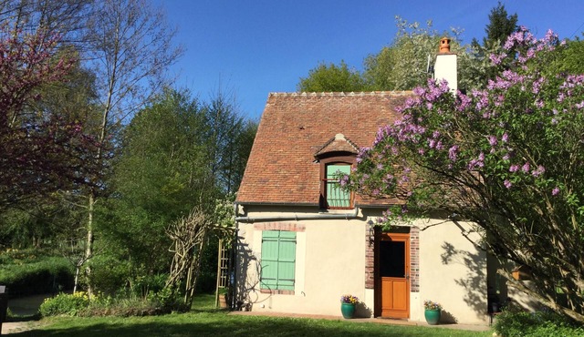 Charming house on the banks of the OUANNE