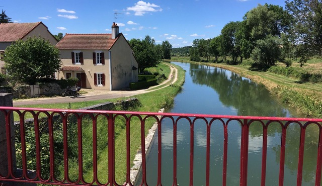 Charming house on the banks of the Nivernais Canal