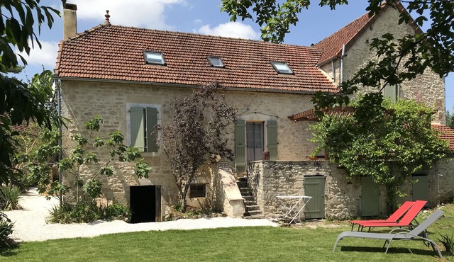 Charming house on property with swimming pool and jacuzzi