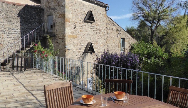 Charming house on the banks of the river Allier.