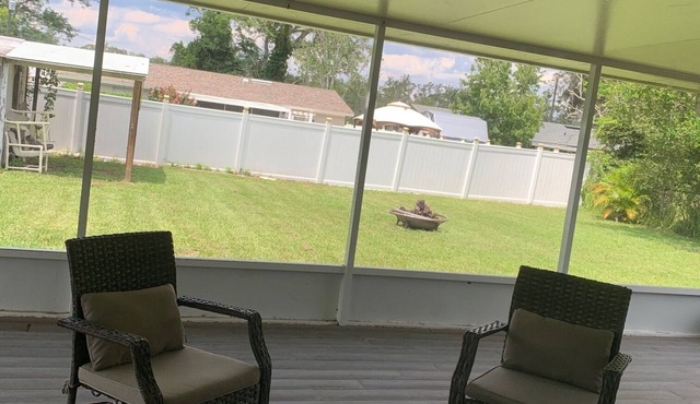 Charming house Our Happy Place Centrally located in Beautiful Lake Helen Florida