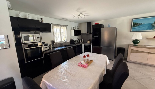 Charming house, pool and AC - 8 guests