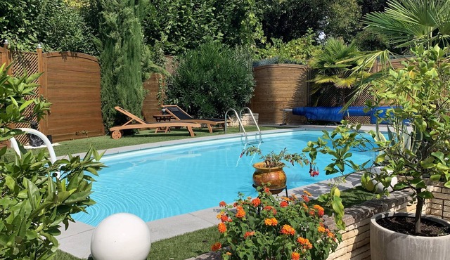 CHARMING HOUSE SPACIOUS ROOMS BEAUTIFUL POOL SURROUNDED BY GREENERY IN BERGERAC